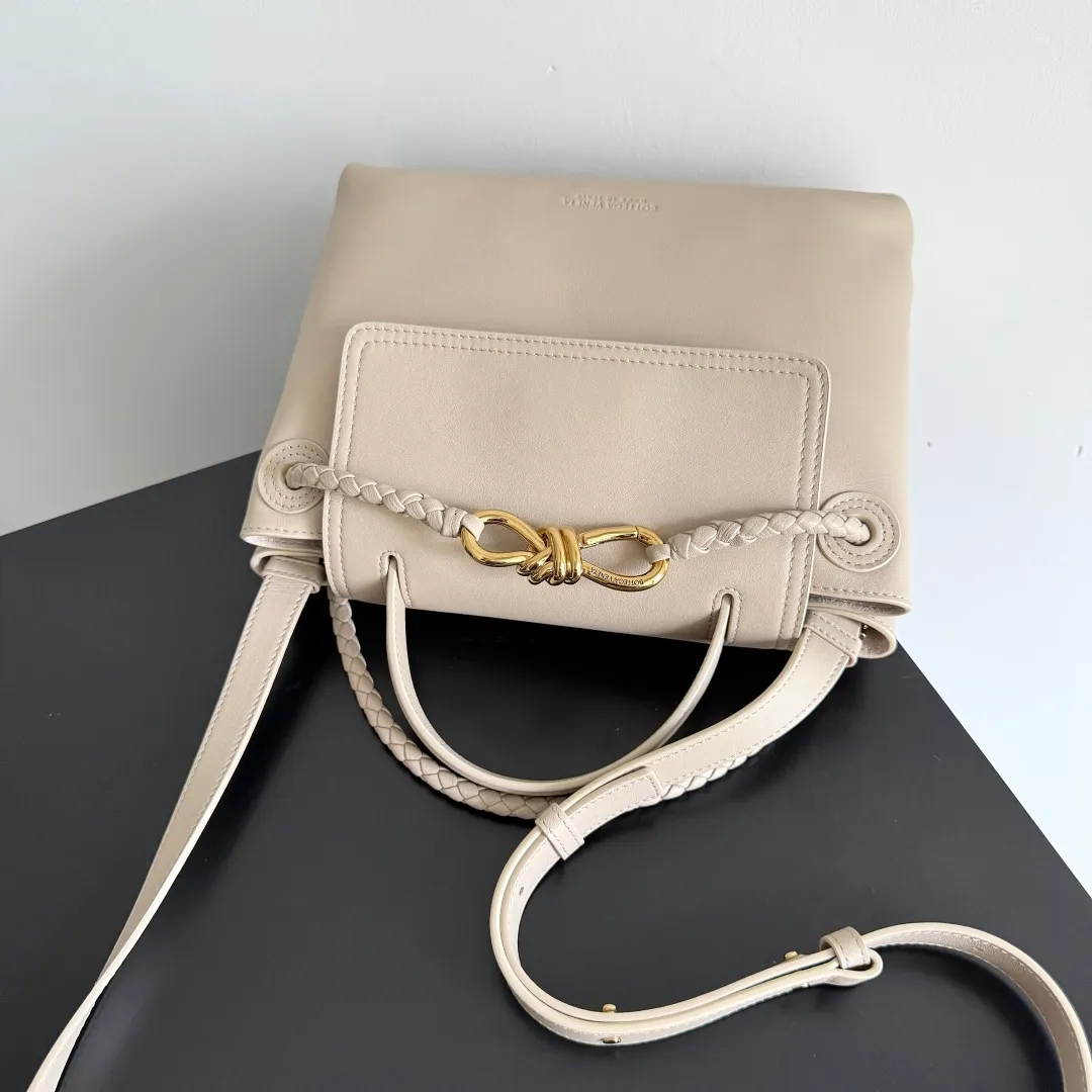 Batch 2060 BottegaVeneta Latest Ciao Ciao Bag Silky cowhide two-way flap handbag with signature twist detail, hidden hook closure, flap can be fastened to the front or attached to the INTRECCIATO woven internal pocket, comes with an adjustable and removable crossbody strap, internal compartment, and also features a zippered pocket. The surprise flap has various shapes. Style 1 - Cover the bag surface, exposing the knot and knot decoration. Style 2 - Place the flap inside the bag. A buckle is also designed. Style 3 - The U-shaped position of the top handle in the hand bag. Style No.: 835835 Size: 26*19*10.5cm